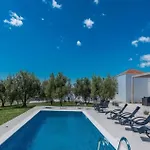 Luxurious Bright With Pool Villa