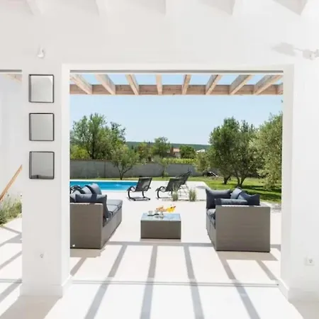 Villa Luxurious Bright With Pool