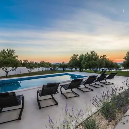 Luxurious Bright With Pool * Debeljak