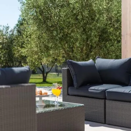 Luxurious Bright With Pool Villa Debeljak