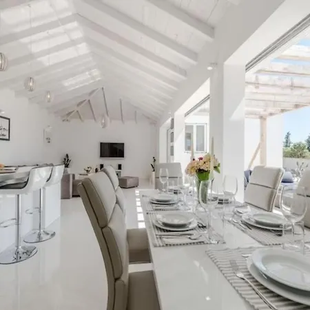 Luxurious Bright With Pool Villa *