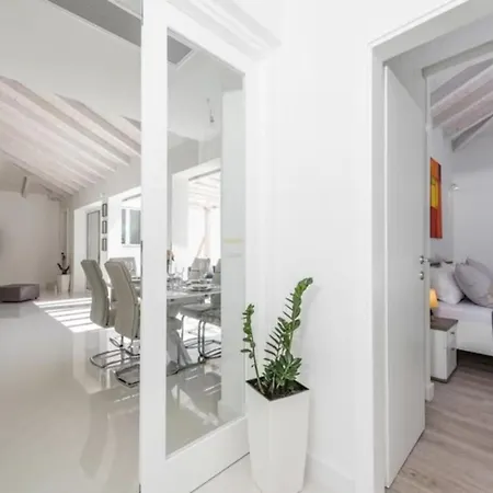 Villa Luxurious Bright With Pool
