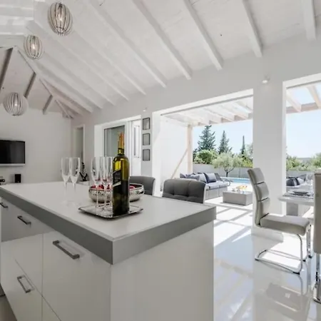 Luxurious Bright With Pool Villa