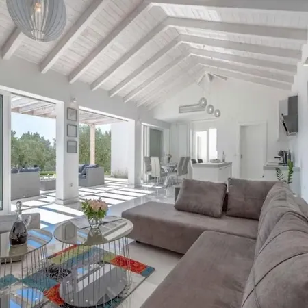 Luxurious Bright With Pool Villa *