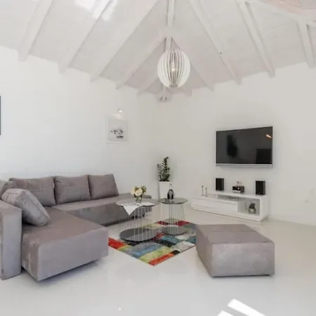 Villa Luxurious Bright With Pool Debeljak