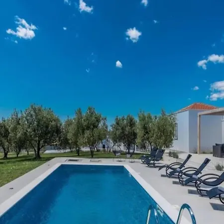Luxurious Bright With Pool Villa