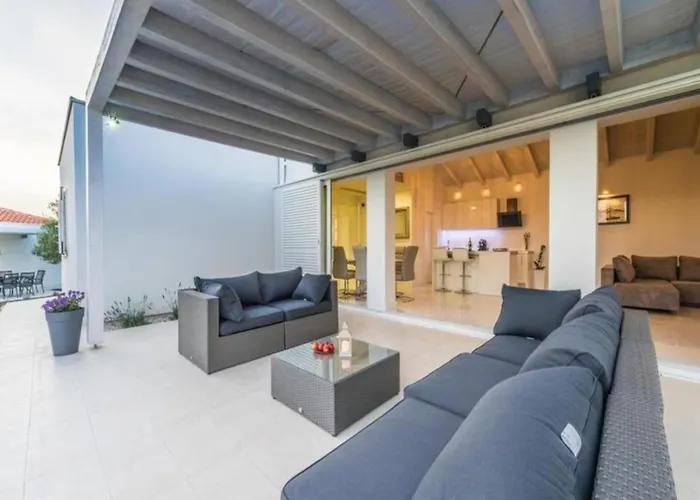 Luxurious Bright With Pool