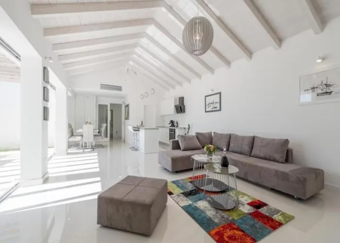 Villa Luxurious Bright With Pool *