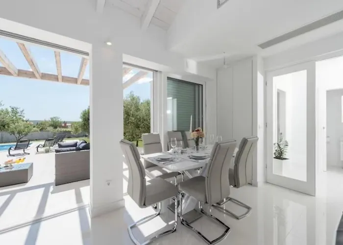 Luxurious Bright With Pool Villa