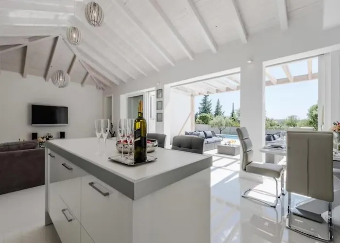 Luxurious Bright With Pool Villa