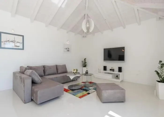 Villa Luxurious Bright With Pool Debeljak