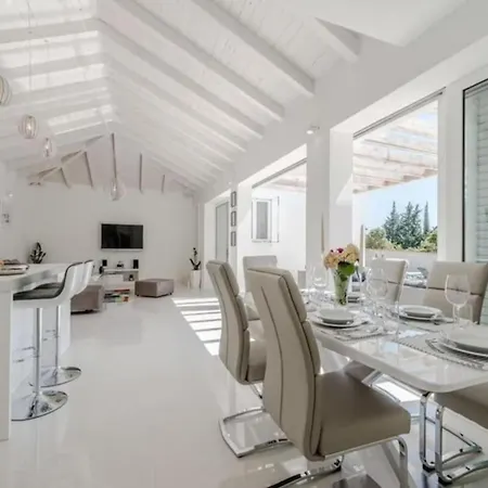 Luxurious Bright With Pool * Debeljak