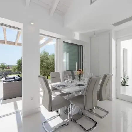 Luxurious Bright With Pool Willa