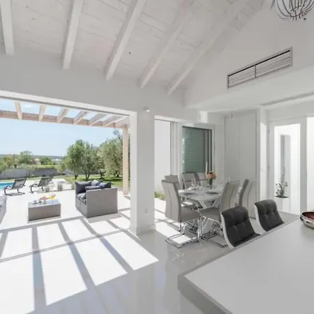 Luxurious Bright With Pool Willa Debeljak