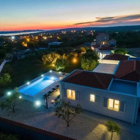 Luxurious Bright With Pool * Debeljak