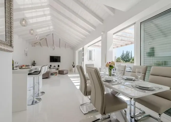 Luxurious Bright With Pool * Debeljak