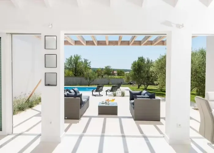 Villa Luxurious Bright With Pool