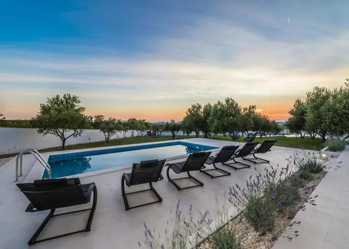 Luxurious Bright With Pool * Debeljak