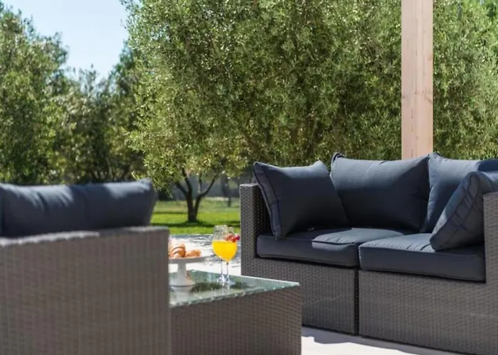 Luxurious Bright With Pool Villa Debeljak