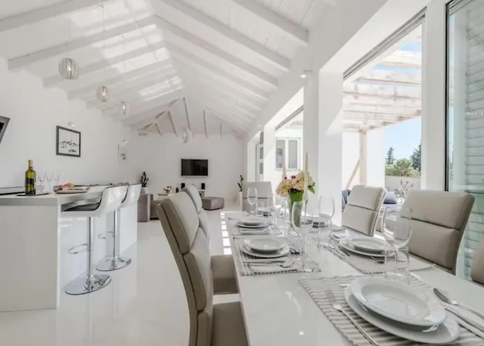 Luxurious Bright With Pool Villa *