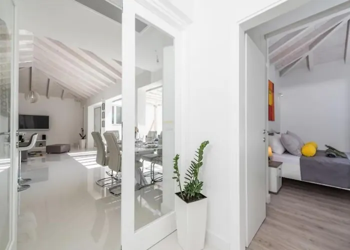 Villa Luxurious Bright With Pool