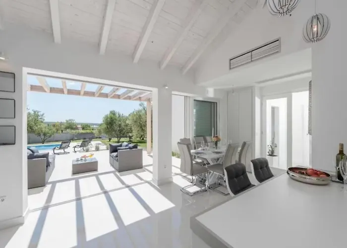 Luxurious Bright With Pool Villa Debeljak