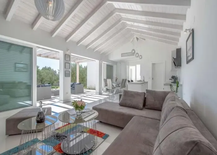 Luxurious Bright With Pool Villa *