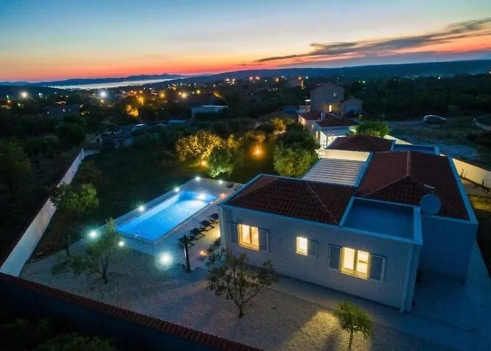 Luxurious Bright With Pool * Debeljak