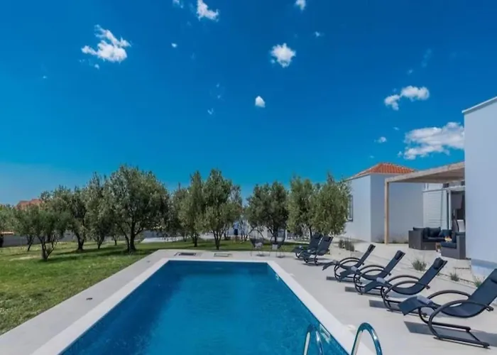 Luxurious Bright With Pool Villa